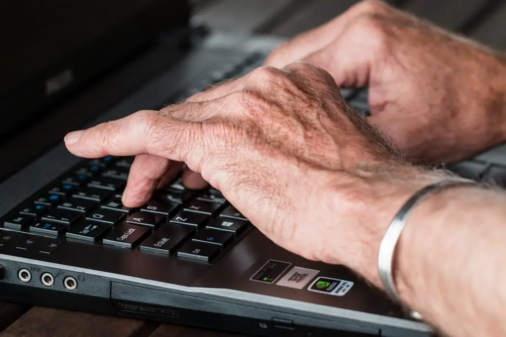 arthritic hands typing